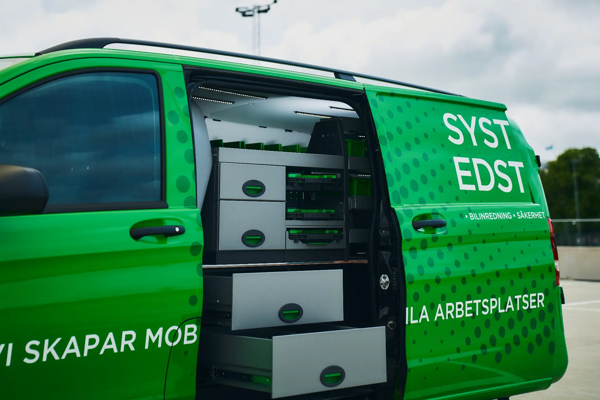 Grüner Mercedes Vito mit ausgezogenen Schubladen der System-Edström-Einrichtung